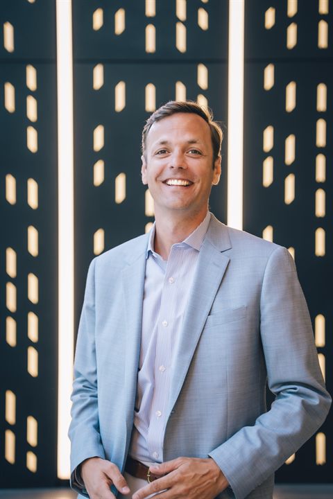 Stephen Groves headshot